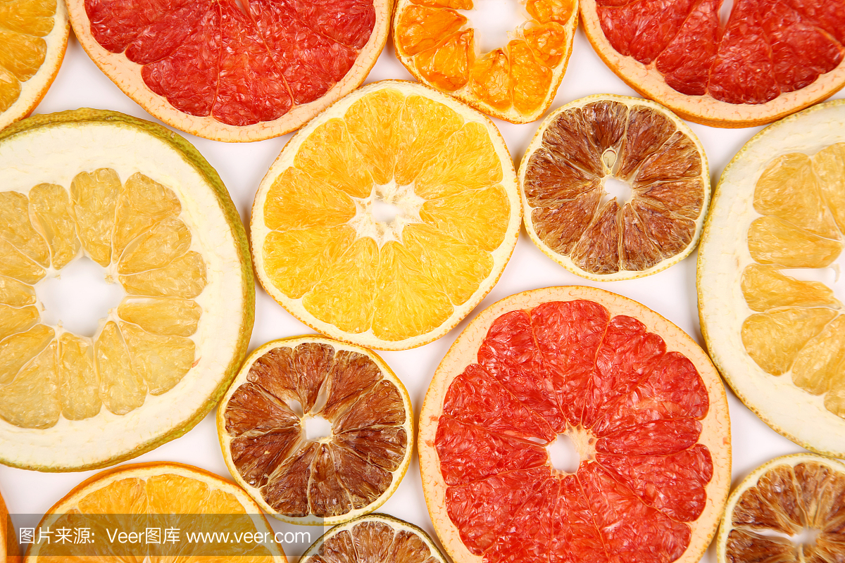 各种柑橘类水果的干片,在白色的背景上