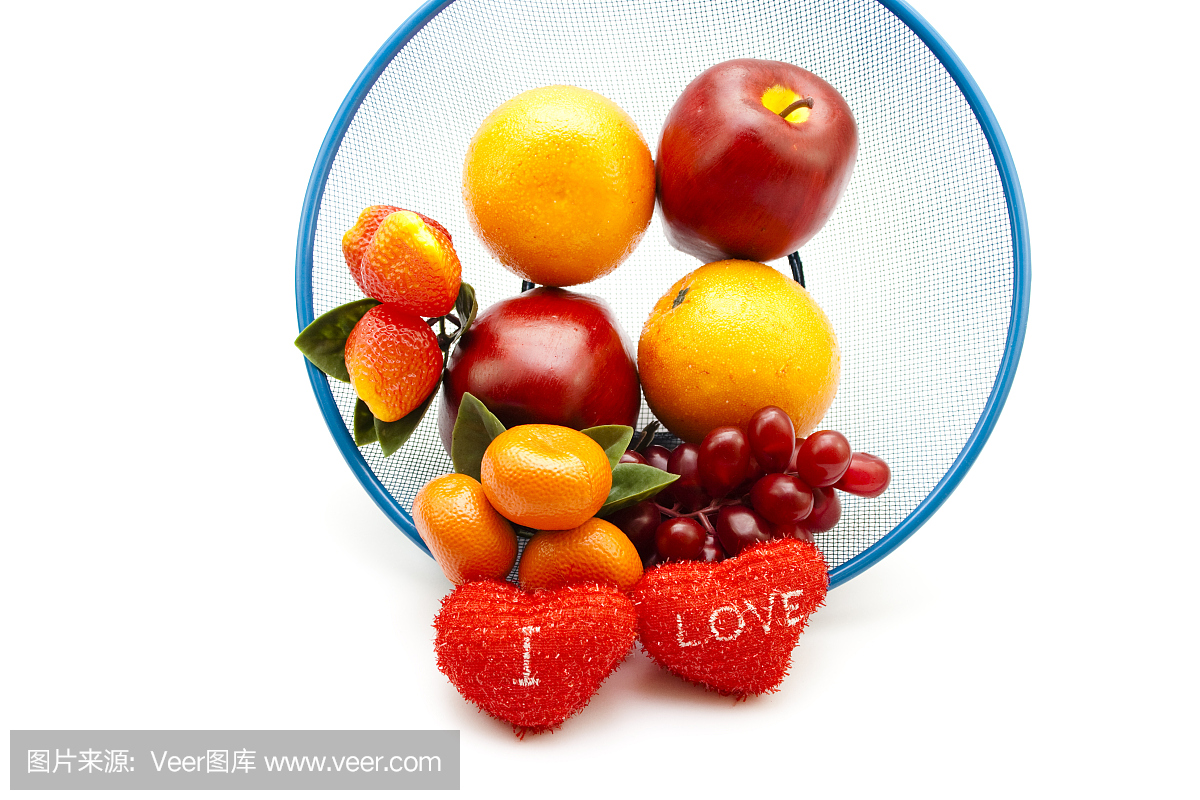 不同的塑料水果与红心